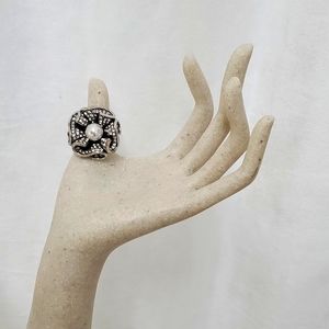 Beautiful Silver tone Flower Stretch Ring with Faux Pearl & Rhinestones